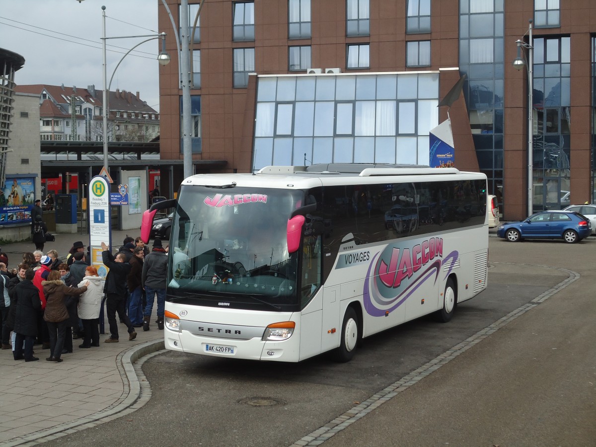 (131'568) - Aus Frankreich: Jaccon, Tense - Nr. 85/AK 420 FP - Setra am 11. Dezember 2010 beim Bahnhof Freiburg