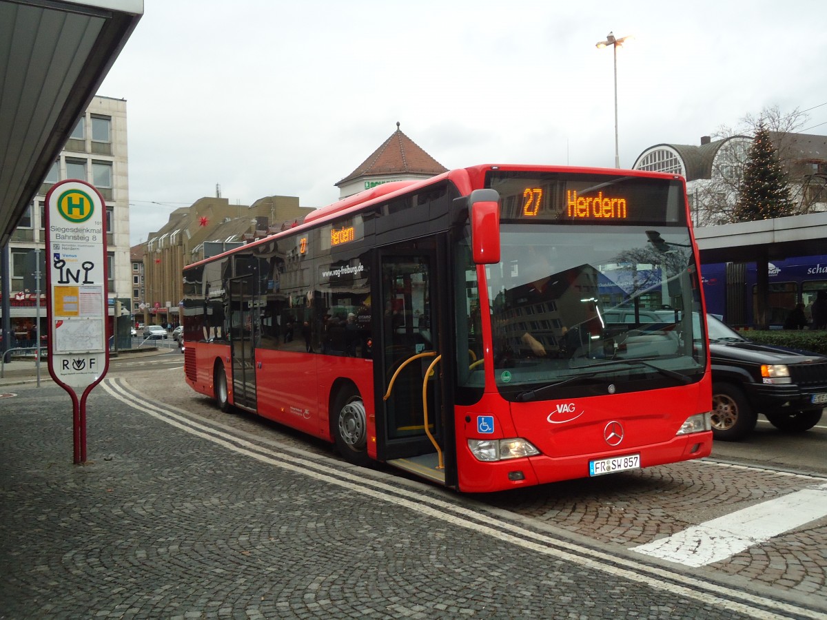 (131'578) - VAG Freiburg - Nr. 857/FR-SW 857 - Mercedes am 11. Dezember 2010 in Freiburg, Siegesdenkmal