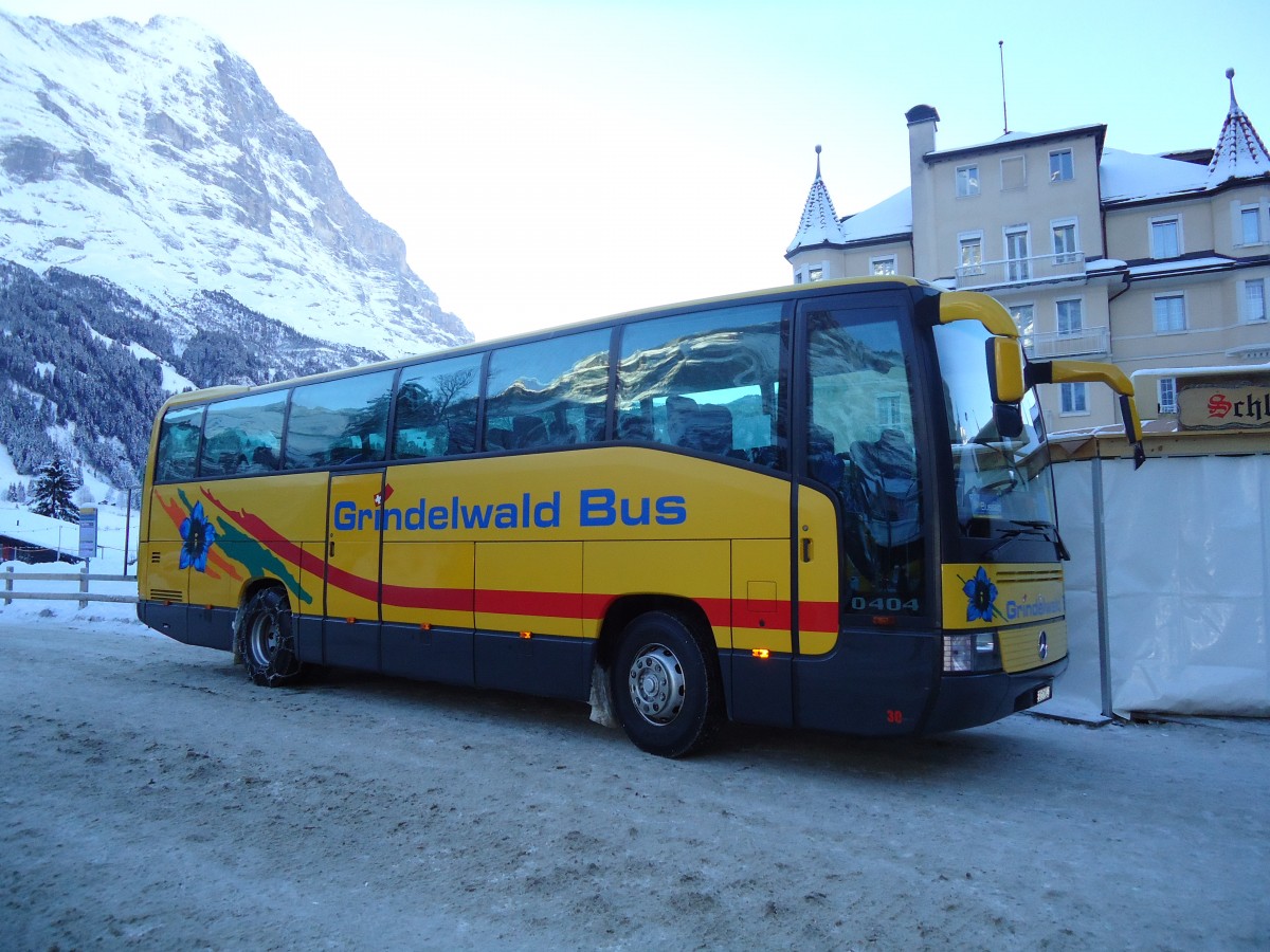 (131'909) - AVG Grindelwald - Nr. 30/BE 171'240 - Mercedes am 31. Dezember 2010 beim Bahnhof Grindelwald