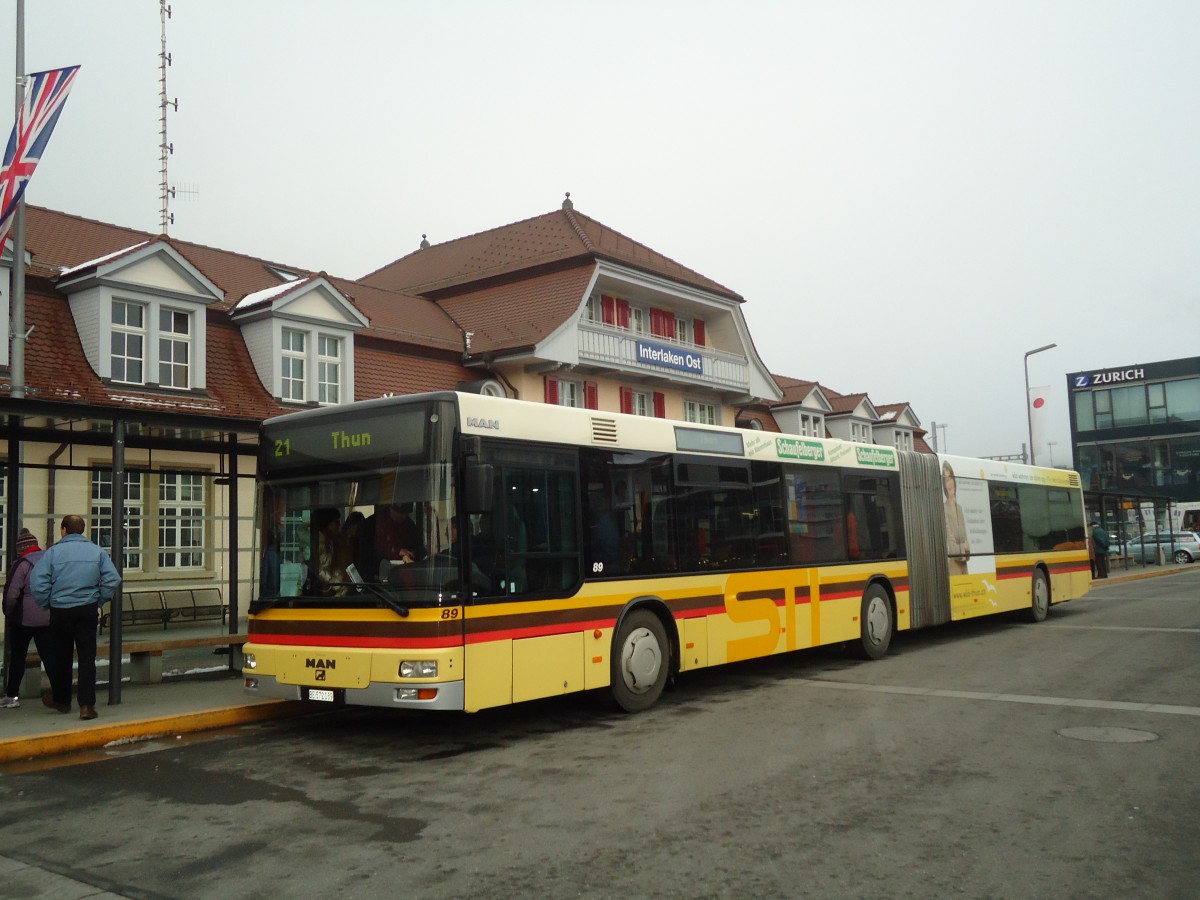 (131'913) - STI Thun - Nr. 89/BE 572'089 - MAN am 31. Dezember 2010 beim Bahnhof Interlaken Ost