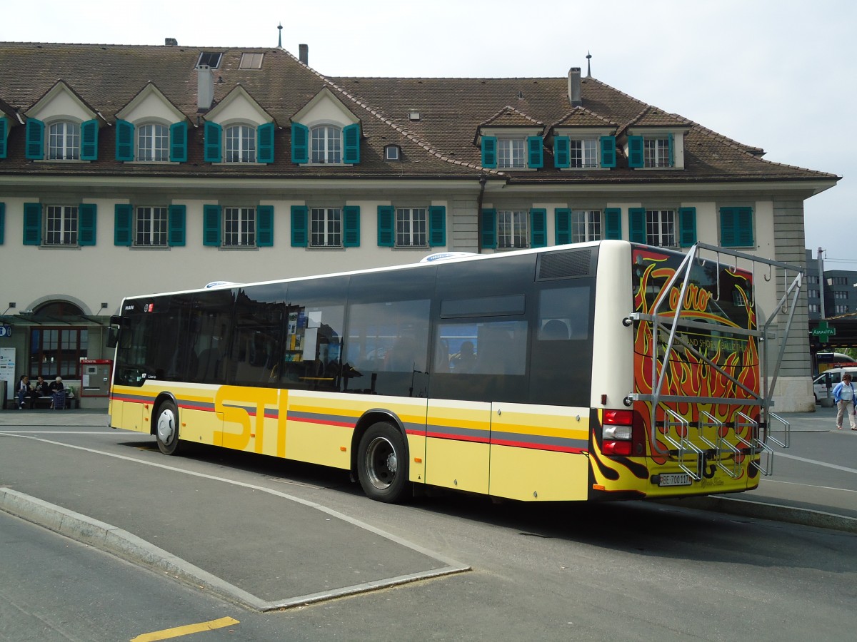 (133'488) - STI Thun - Nr. 117/BE 700'117 - MAN am 27. April 2011 beim Bahnhof Thun