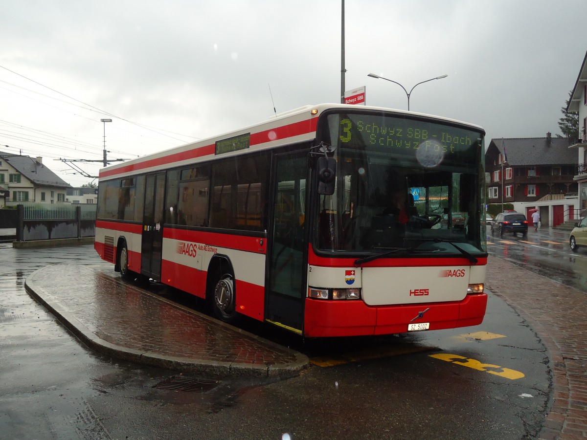 (133'649) - AAGS Schwyz - Nr. 2/SZ 5002 - Volvo/Hess am 14. Mai 2011 beim Bahnhof Schwyz