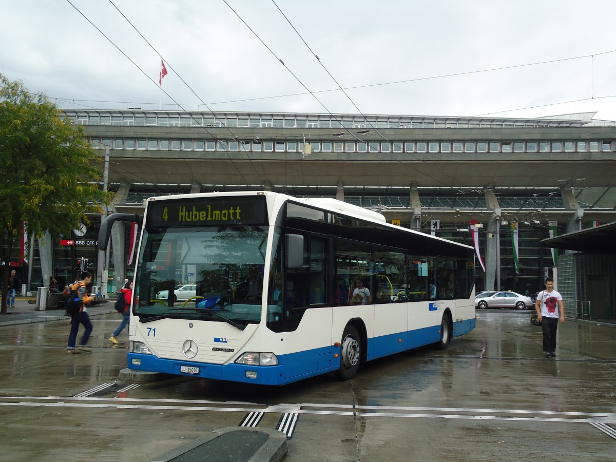 (135'837) - VBL Luzern - Nr. 71/LU 15'016 - Mercedes am 5. September 2011 beim Bahnhof Luzern