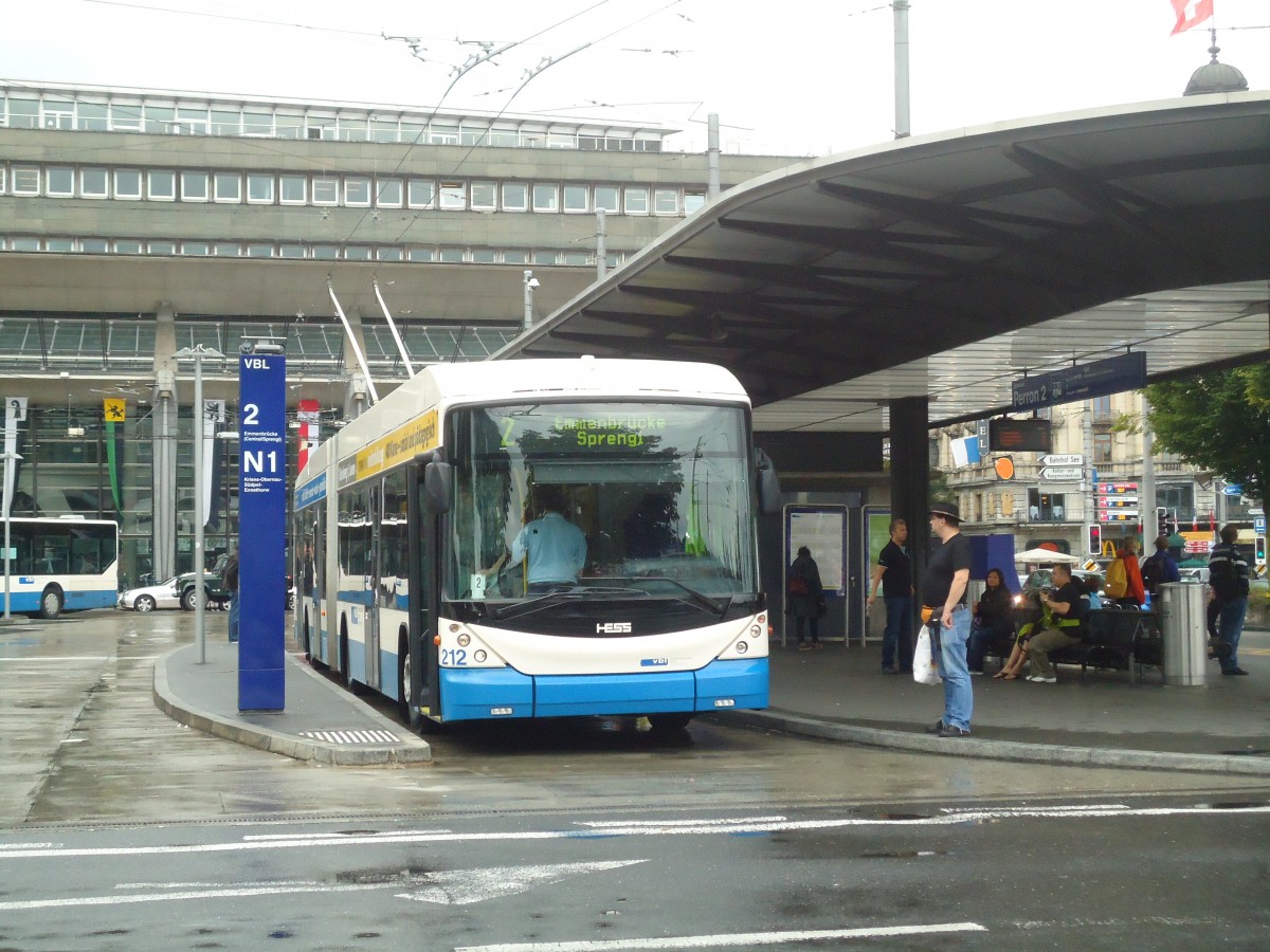 (135'839) - VBL Luzern - Nr. 212 - Hess/Hess Gelenktrolleybus am 5. September 2011 beim Bahnhof Luzern