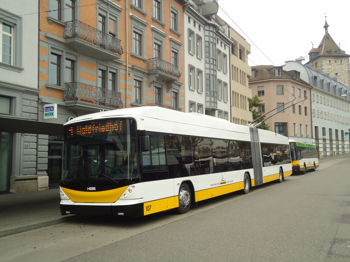 (136'019) - VBSH Schaffhausen - Nr. 107 - Hess/Hess Gelenktrolleybus am 25. September 2011 beim Bahnhof Schaffhausen