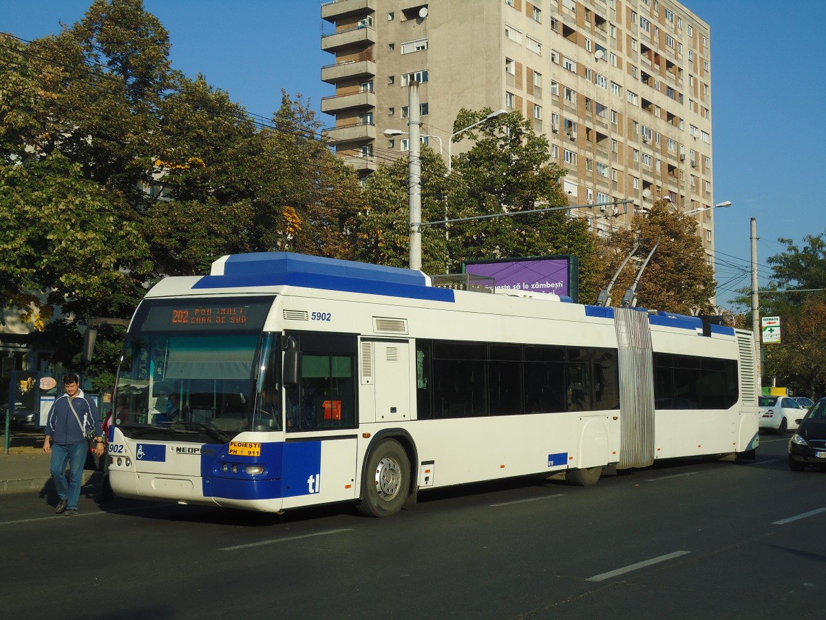 (136'399) - RATP Ploiesti - Nr. 5902/PH 911 - Neoplan Gelenkduobus (ex TL Lausanne/CH Nr. 819) beim Bahnhof Ploiesti Sd