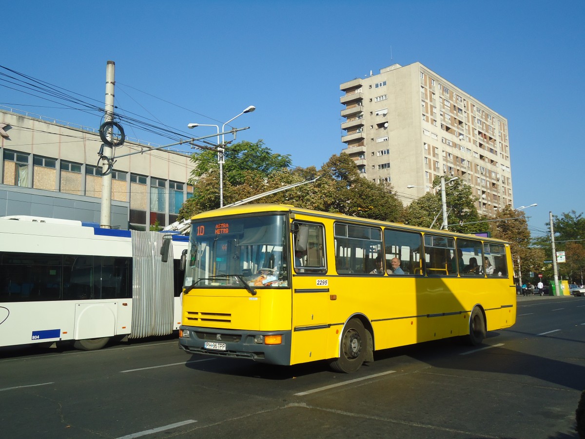 (136'420) - RATP Ploiesti - Nr. 2295/PH 96 TPP - Karosa am 5. Oktober 2011 beim Bahnhof Ploiesti Sd