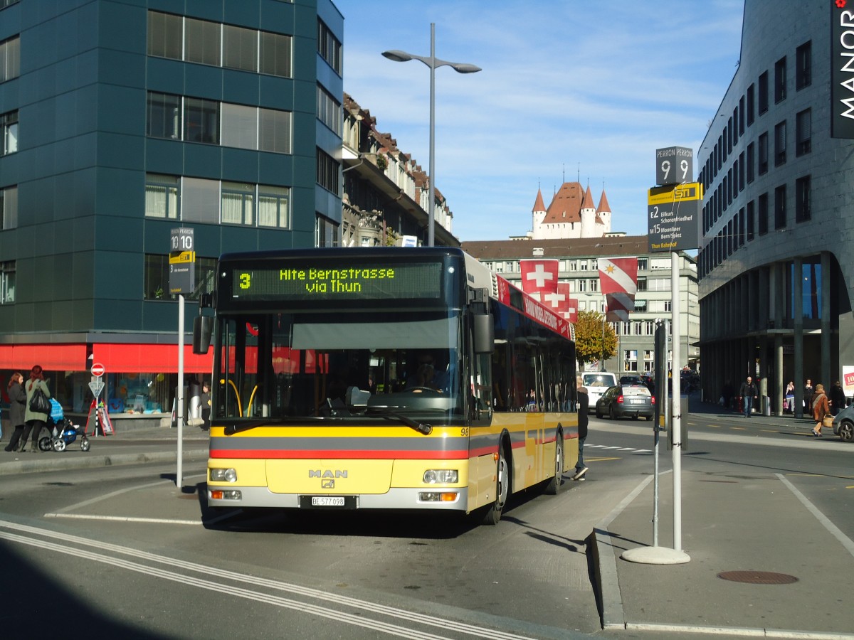 (136'670) - STI Thun - Nr. 98/BE 577'098 - MAN am 29. Oktober 2011 beim Bahnhof Thun