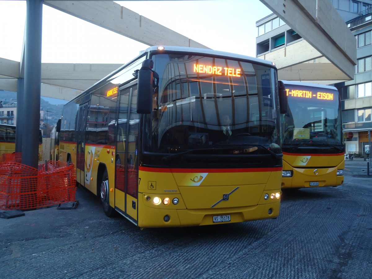 (136'873) - Lathion, Sion - Nr. 7/VS 75'178 - Volvo am 22. November 2011 beim Bahnhof Sion