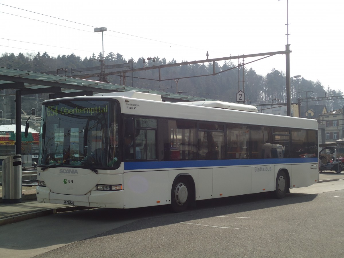 (138'143) - ATE Bus, Effretikon - Nr. 44/ZH 724'524 - Scania/Hess am 7. Mrz 2012 beim Bahnhof Effretikon