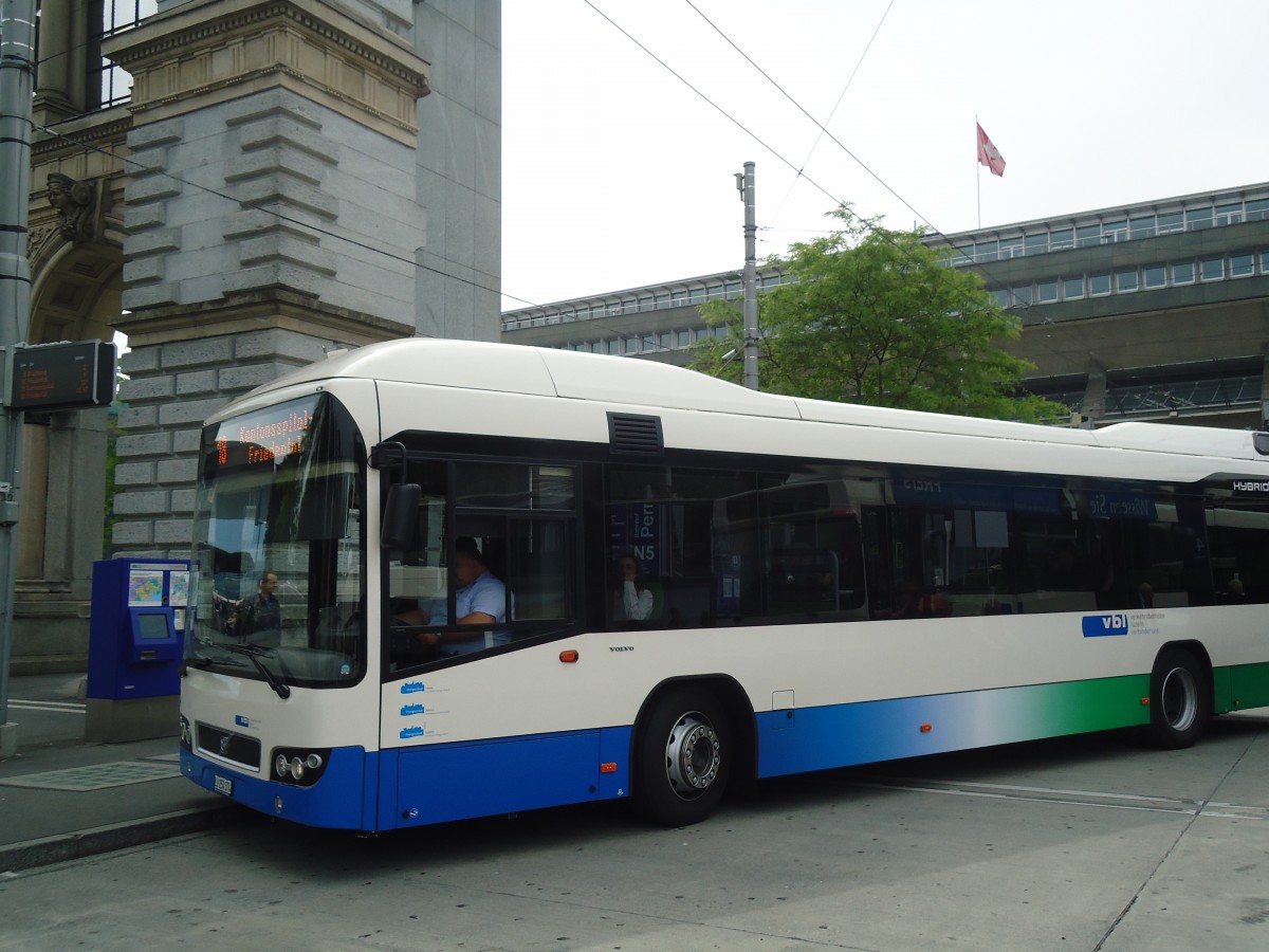 (139'119) - VBL Luzern - Nr. 74/LU 250'374 - Volvo am 27. Mai 2012 beim Bahnhof Luzern