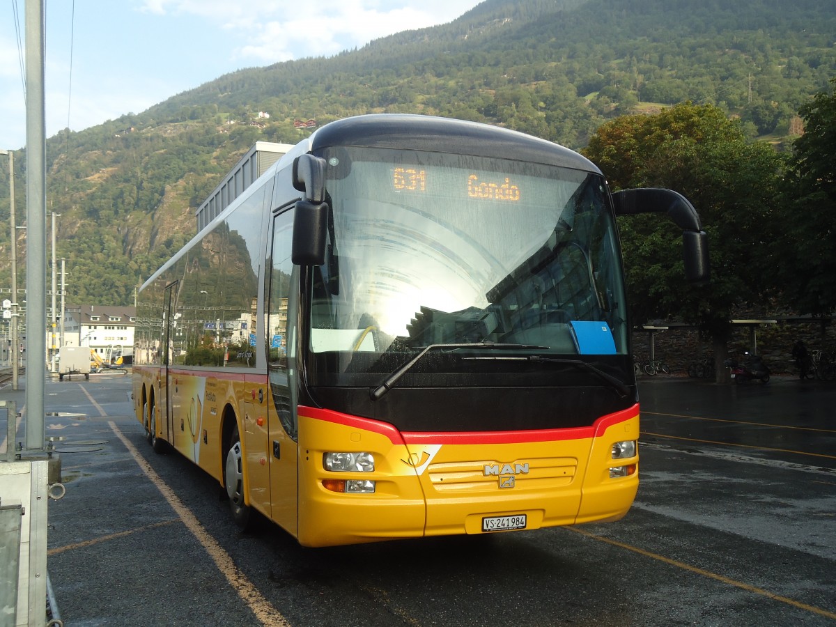 (140'234) - PostAuto Wallis - VS 241'984 - MAN am 1. Juli 2012 beim Bahnhof Brig