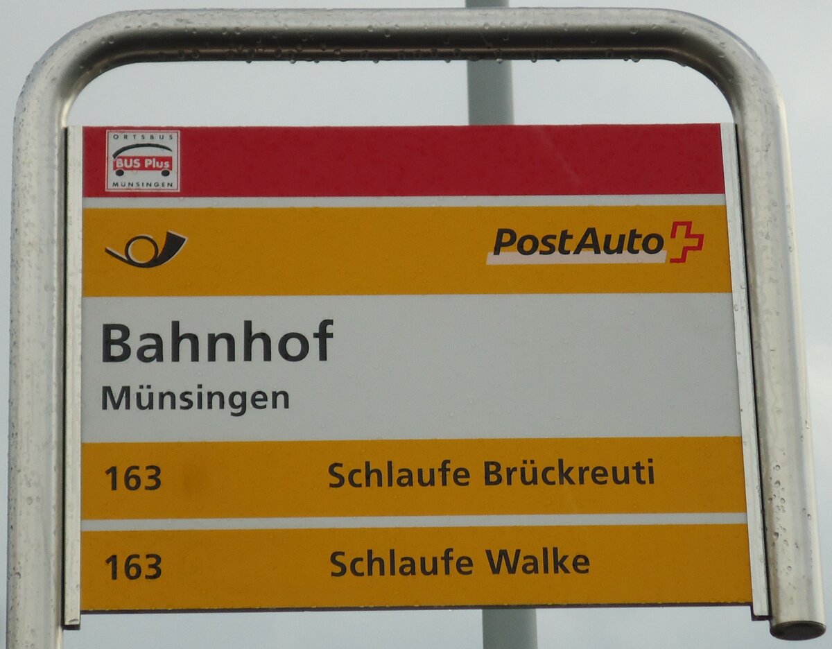 (142'446) - PostAuto/BUS Plus-Haltestellenschild - Mnsingen, Bahnhof - am 10. Dezember 2012