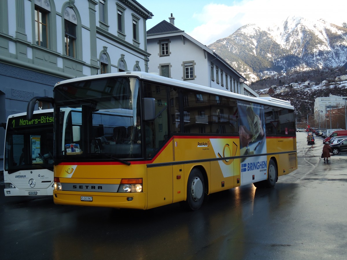 (142'686) - PostAuto Wallis - VS 241'967 - Setra am 26. Dezember 2012 beim Bahnhof Brig