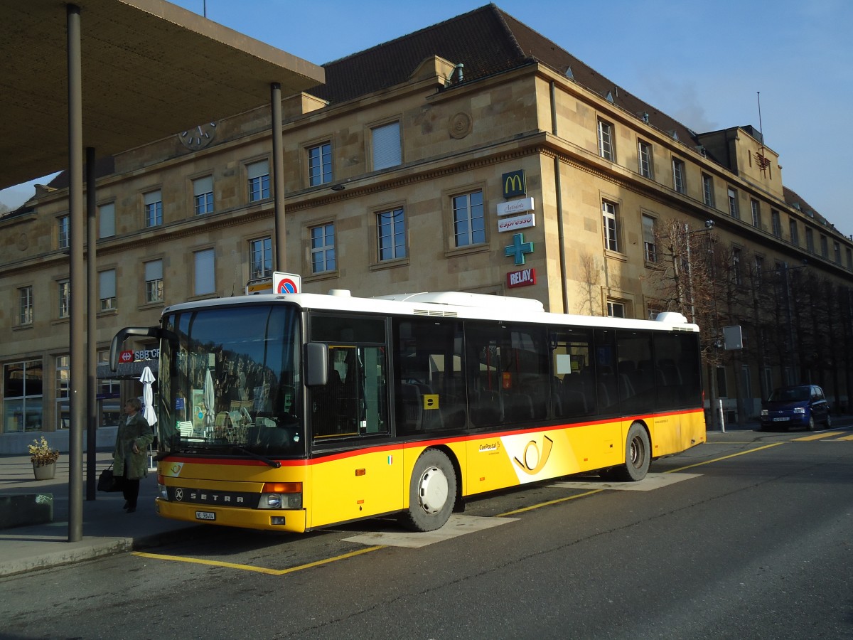 (142'750) - CarPostal Ouest - NE 98'404 - Setra am 29. Dezember 2012 beim Bahnhof Neuchtel