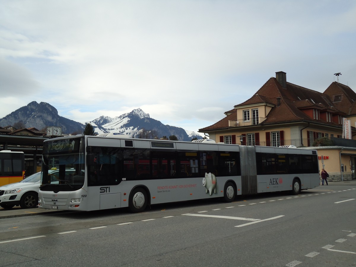 (142'888) - STI Thun - Nr. 120/BE 700'120 - MAN am 1. Januar 2013 beim Bahnhof Spiez