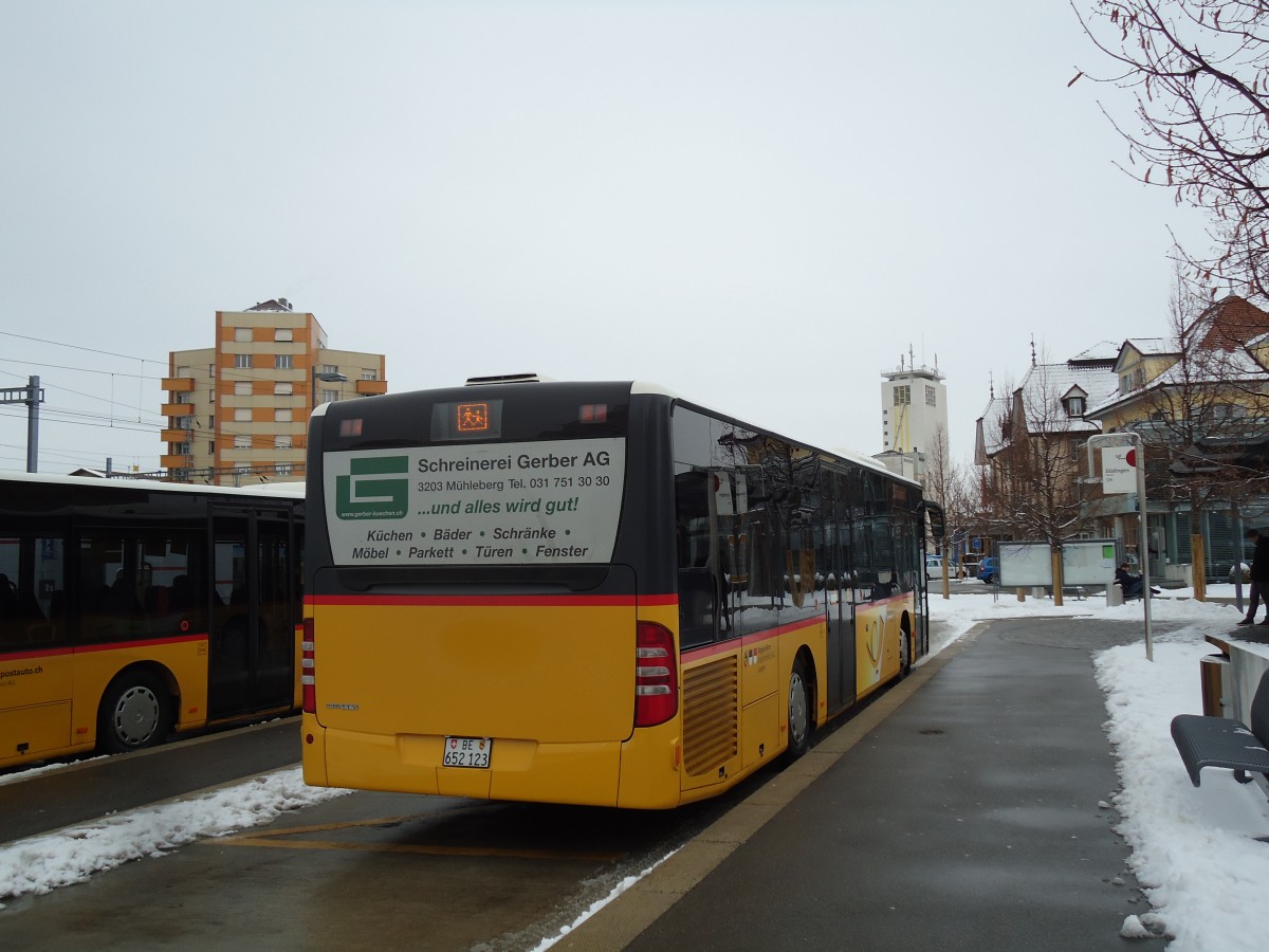 (143'093) - Klopfstein, Laupen - Nr. 9/BE 652'123 - Mercedes am 21. Janaur 2013 beim Bahnhof Ddingen