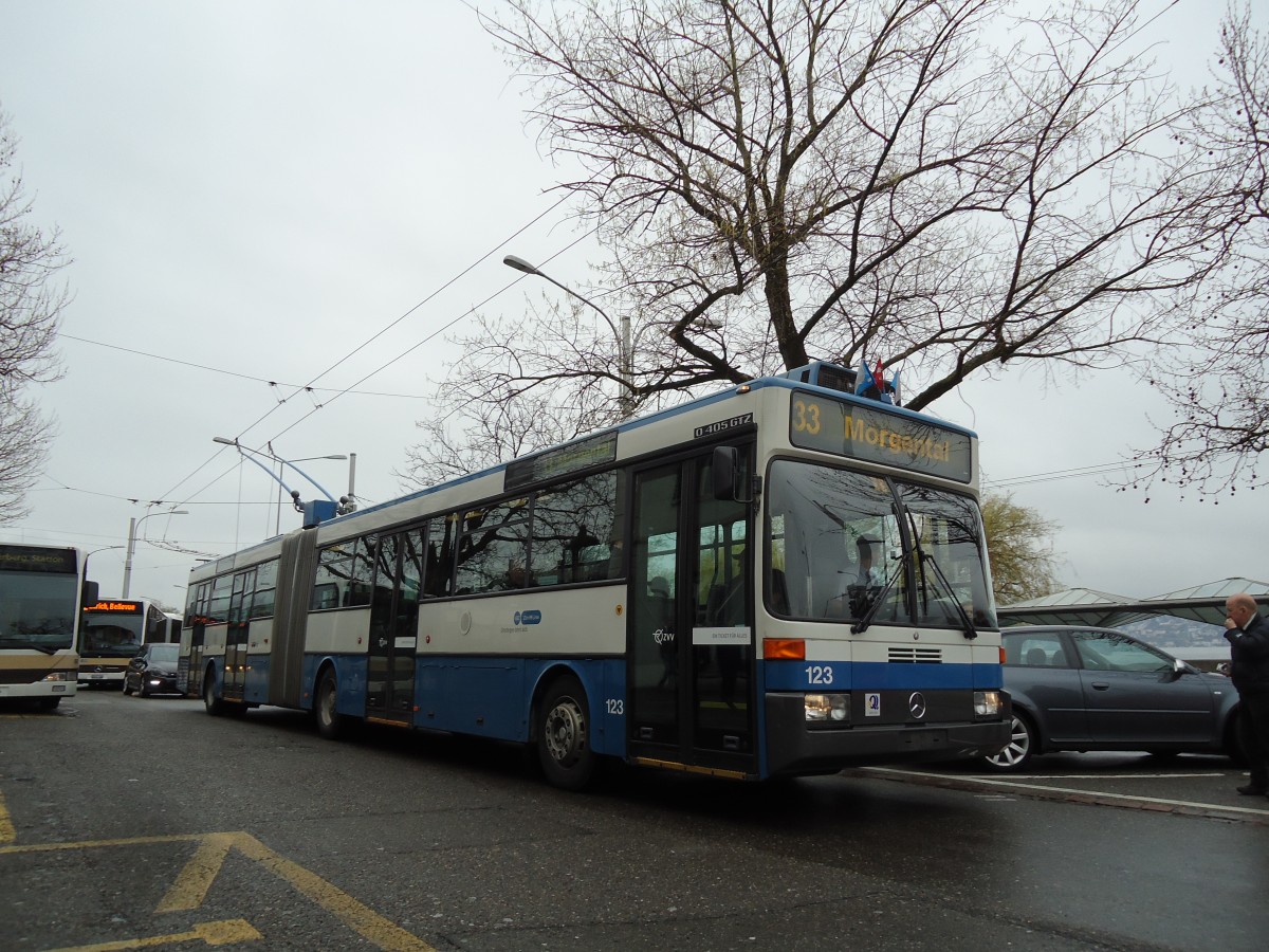 (143'742) - VBZ Zrich - Nr. 123 - Mercedes Gelenktrolleybus am 21. April 2013 beim Bahnhof Zrich-Tiefenbrunnen