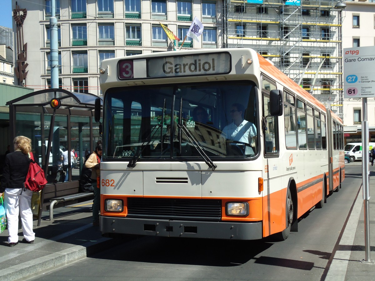 (144'703) - TPG Genve - Nr. 682 - NAW/Hess Gelenktrolleybus am 27. Mai 2013 beim Bahnhof Genve