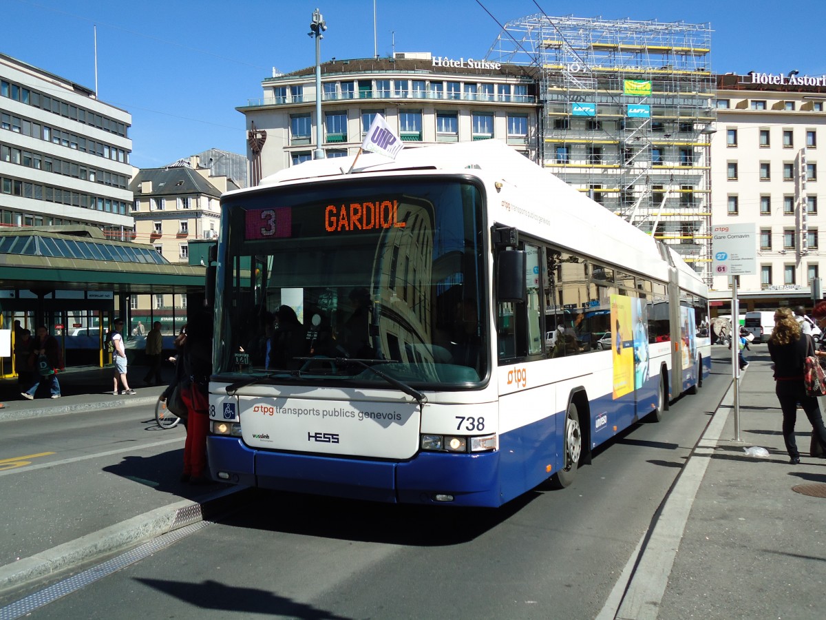 (144'717) - TPG Genve - Nr. 738 - Hess/Hess Gelenktrolleybus am 27. Mai 2013 beim Bahnhof Genve