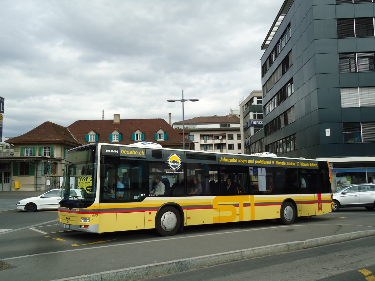 (144'863) - STI Thun - Nr. 117/BE 700'117 - MAN am 9. Juni 2013 beim Bahnhof Thun