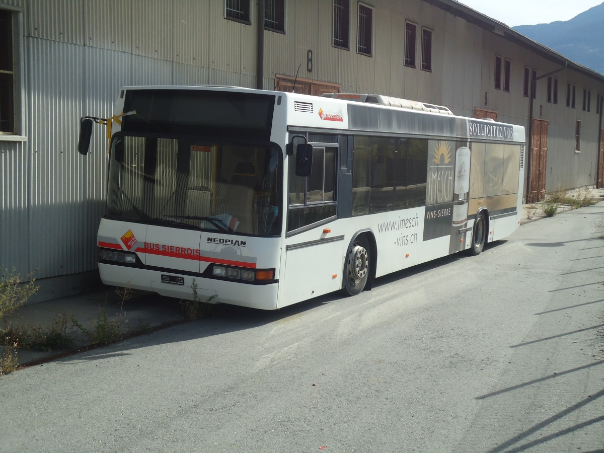 (147'301) - BS Sierre - Neoplan am 22. September 2013 beim Bahnhof Leuk