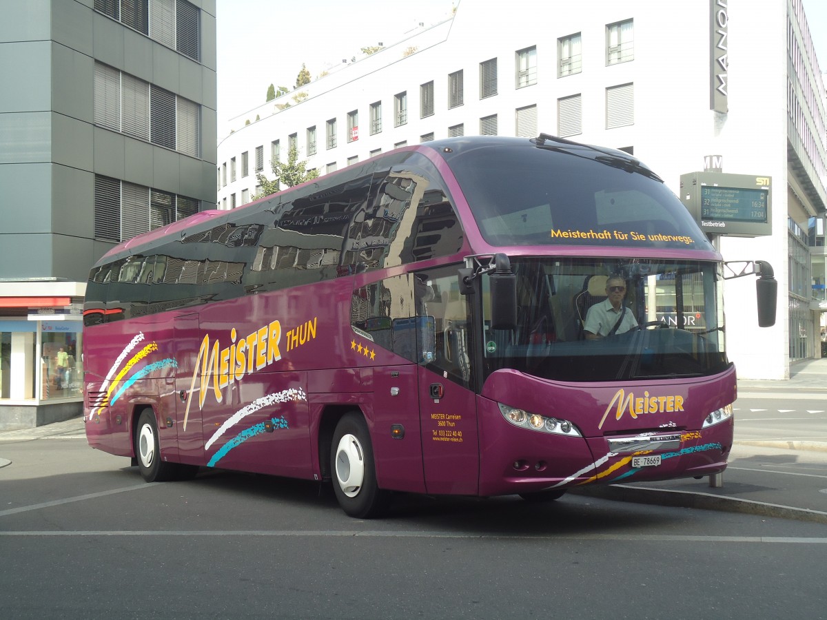 (147'396) - Meister, Thun - BE 78'669 - Neoplan am 28. September 2013 beim Bahnhof Thun