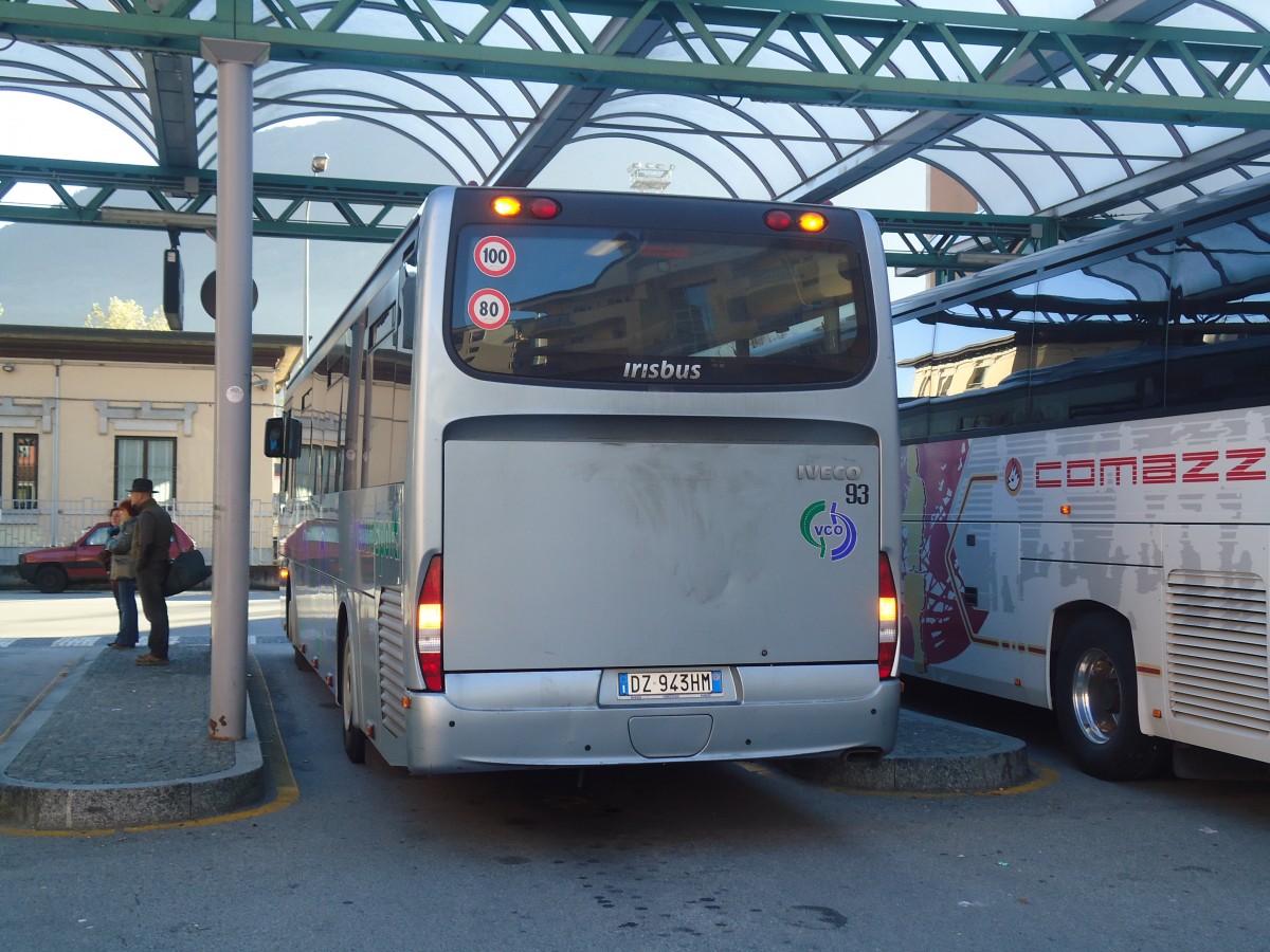 (147'599) - VCO Verbania - Nr. 93/DZ-943 HM - Irisbus am 5. November 2013 beim Bahnhof Domodossola