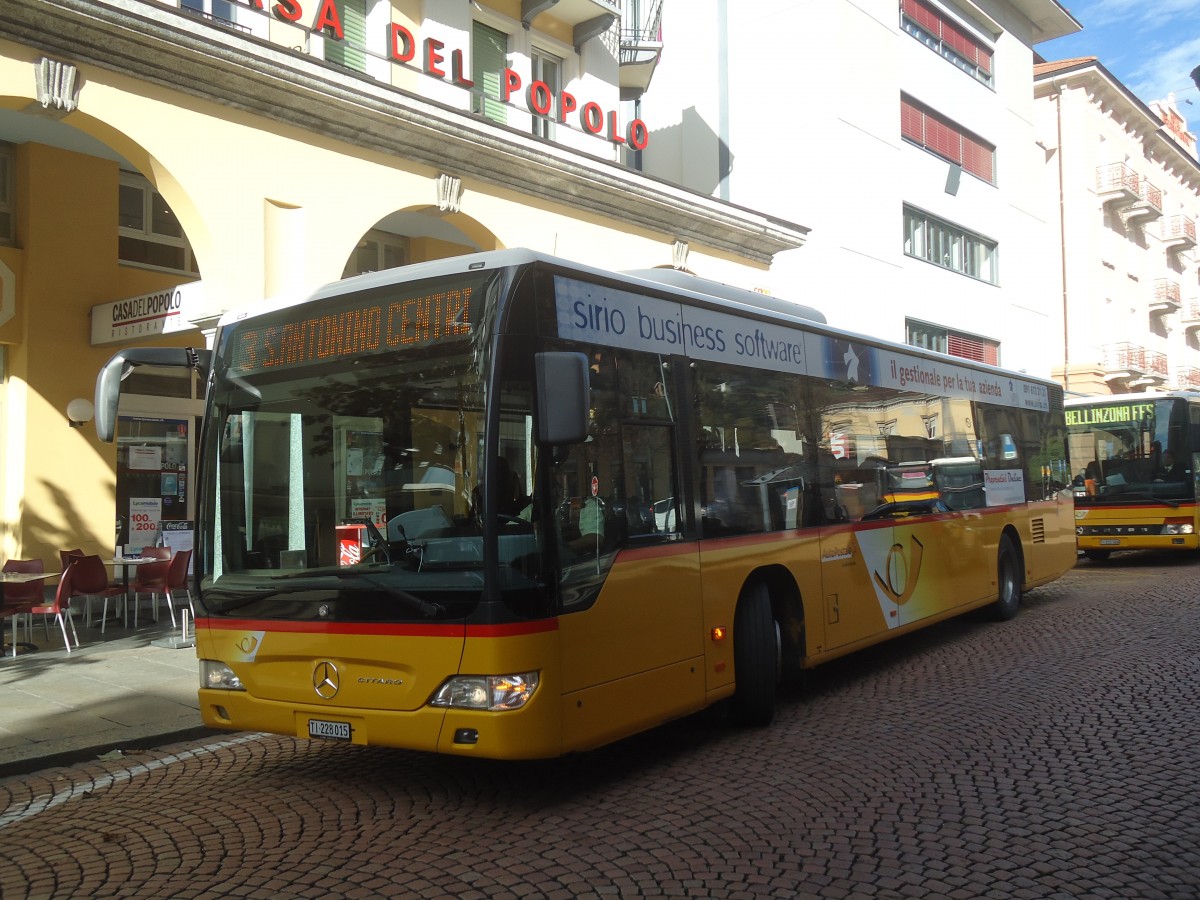 (147'639) - AutoPostale Ticino - TI 228'015 - Mercedes am 5. November 2013 beim Bahnhof Bellinzona