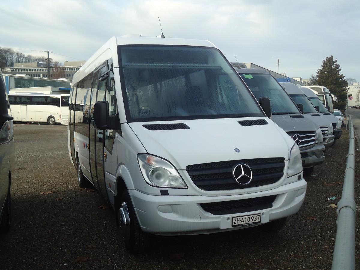 (148'401) - EvoBus, Kloten - ZH 410'937 - Mercedes am 22. Dezember 2013 in Kloten, EvoBus