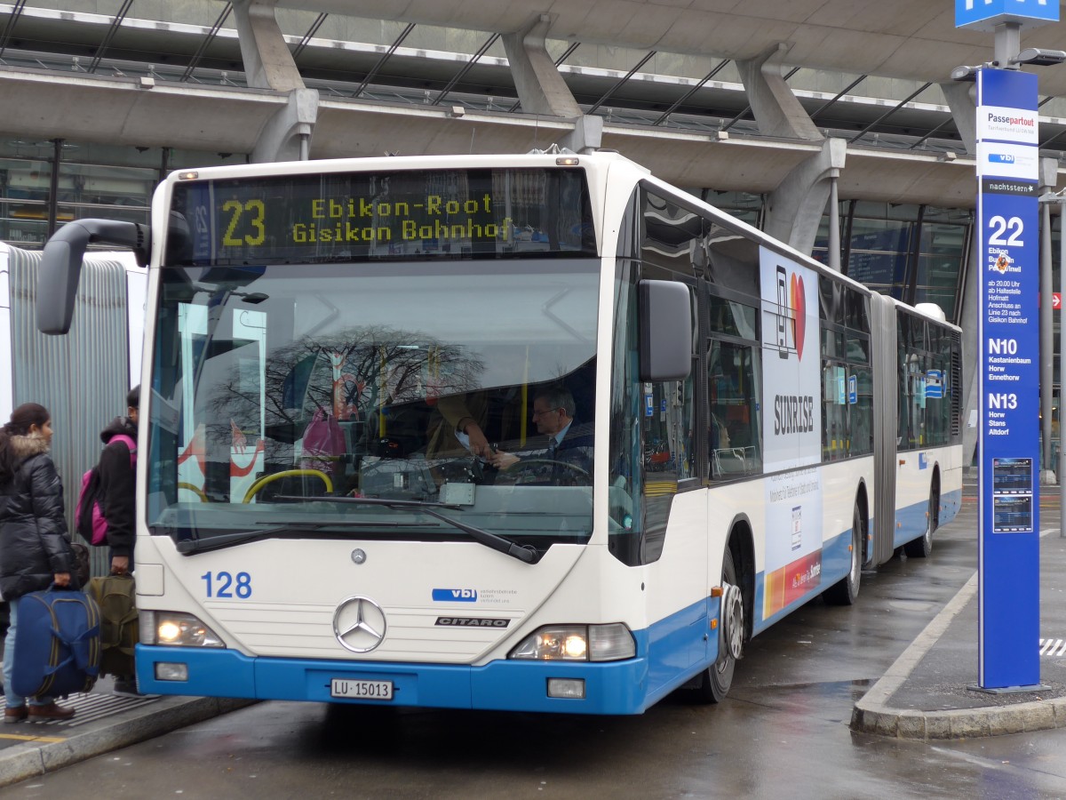 (148'920) - VBL Luzern - Nr. 128/LU 15'013 - Mercedes am 16. Februar 2014 beim Bahnhof Luzern