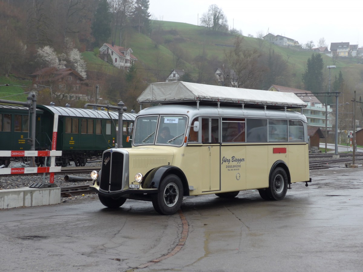 (149'582) - Biegger, Uster - Nr. 32/GL 1948 - Saurer/R&J (ex Redbull (Schweiz), Baar; ex Brandt, D-Reichersbeuern; ex Bach, NL-Amsterdam; ex Hgli, Steinach; ex EHC Biel; ex Leuenberger, Thun; ex AvH Heimenschwand) am 6. April 2014 beim Bahnhof Bauma