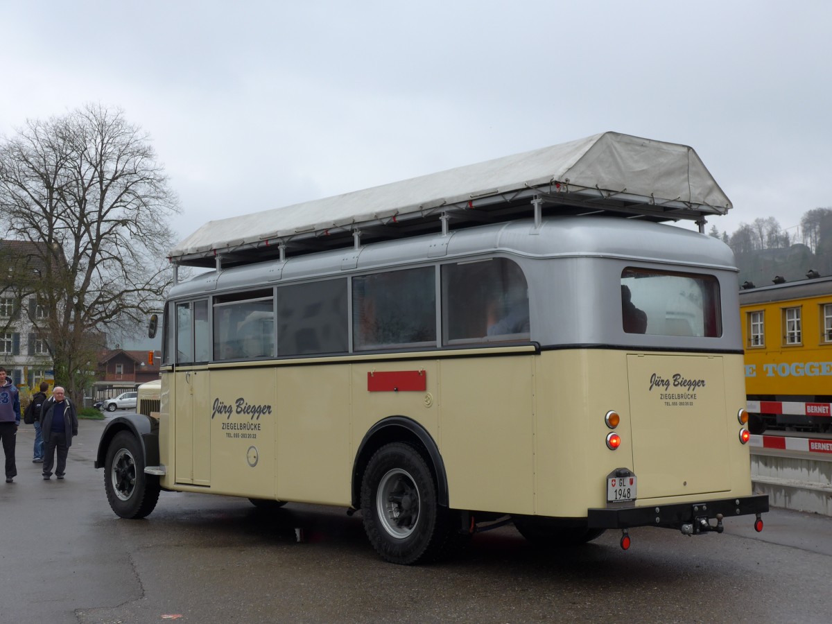 (149'583) - Biegger, Uster - Nr. 32/GL 1948 - Saurer/R&J (ex Redbull (Schweiz), Baar; ex Brandt, D-Reichersbeuern; ex Bach, NL-Amsterdam; ex Hgli, Steinach; ex EHC Biel; ex Leuenberger, Thun, ex AvH Heimenschwand) am 6. April 2014 beim Bahnhof Bauma