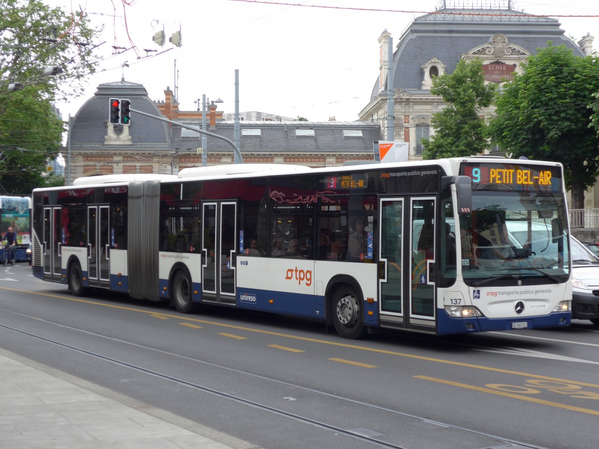 (150'840) - TPG Genve - Nr. 137/GE 960'521 - Mercedes am 26. Mai 2014 in Genve, Place des Vingt-Deux-Cantons