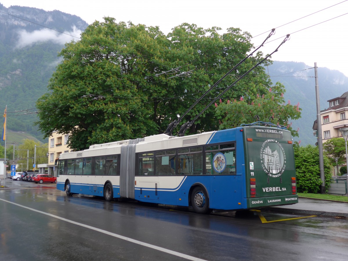 (150'912) -VMCV Clarens - Nr. 11 - Van Hool Gelenktrolleybus am 26. Mai 2014 beim Bahnhof Villeneuve