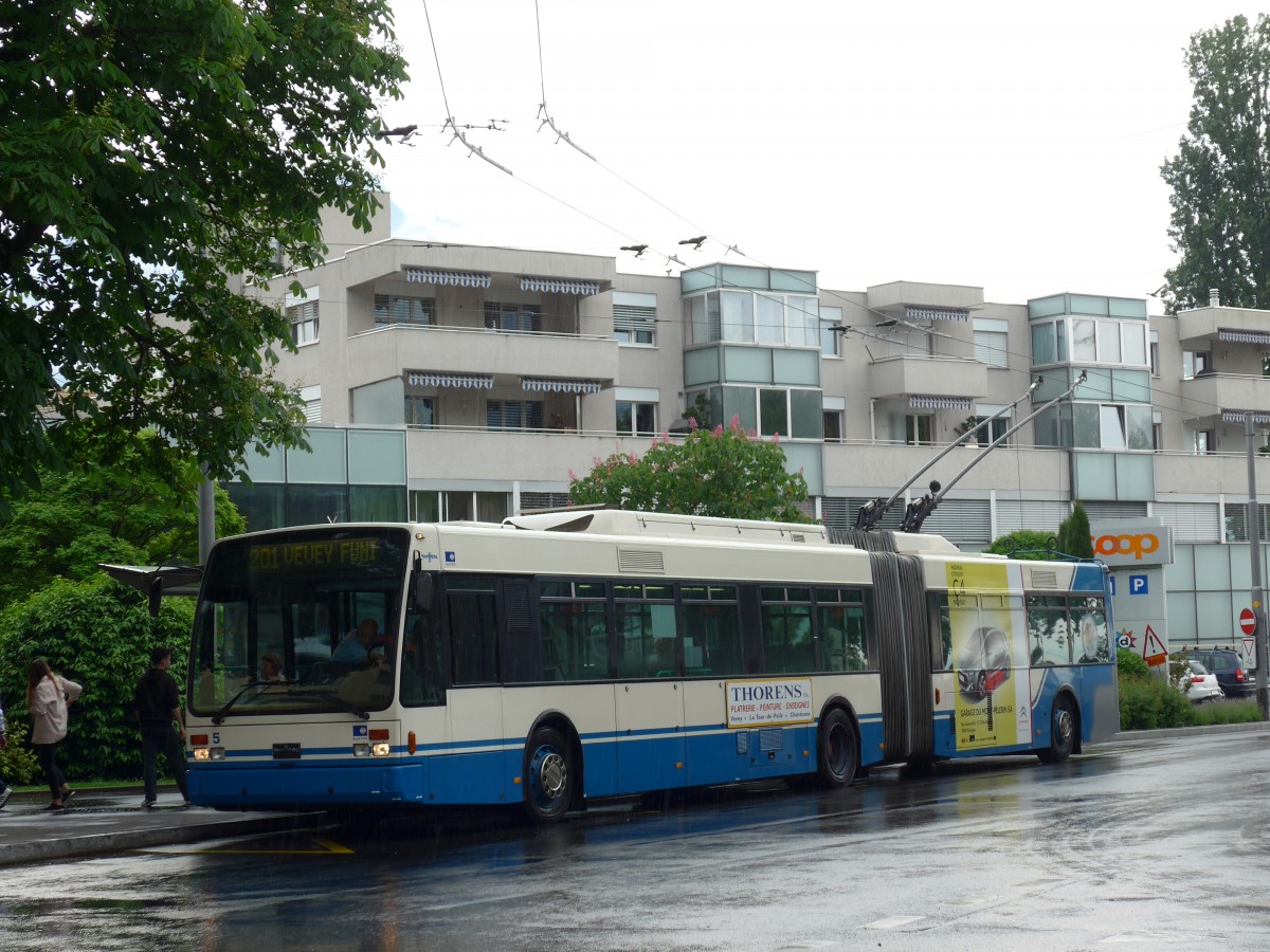 (150'913) - VMCV Clarens - Nr. 5 - Van Hool Gelenktrolleybus am 26. Mai 2014 beim Bahnhof Villeneuve