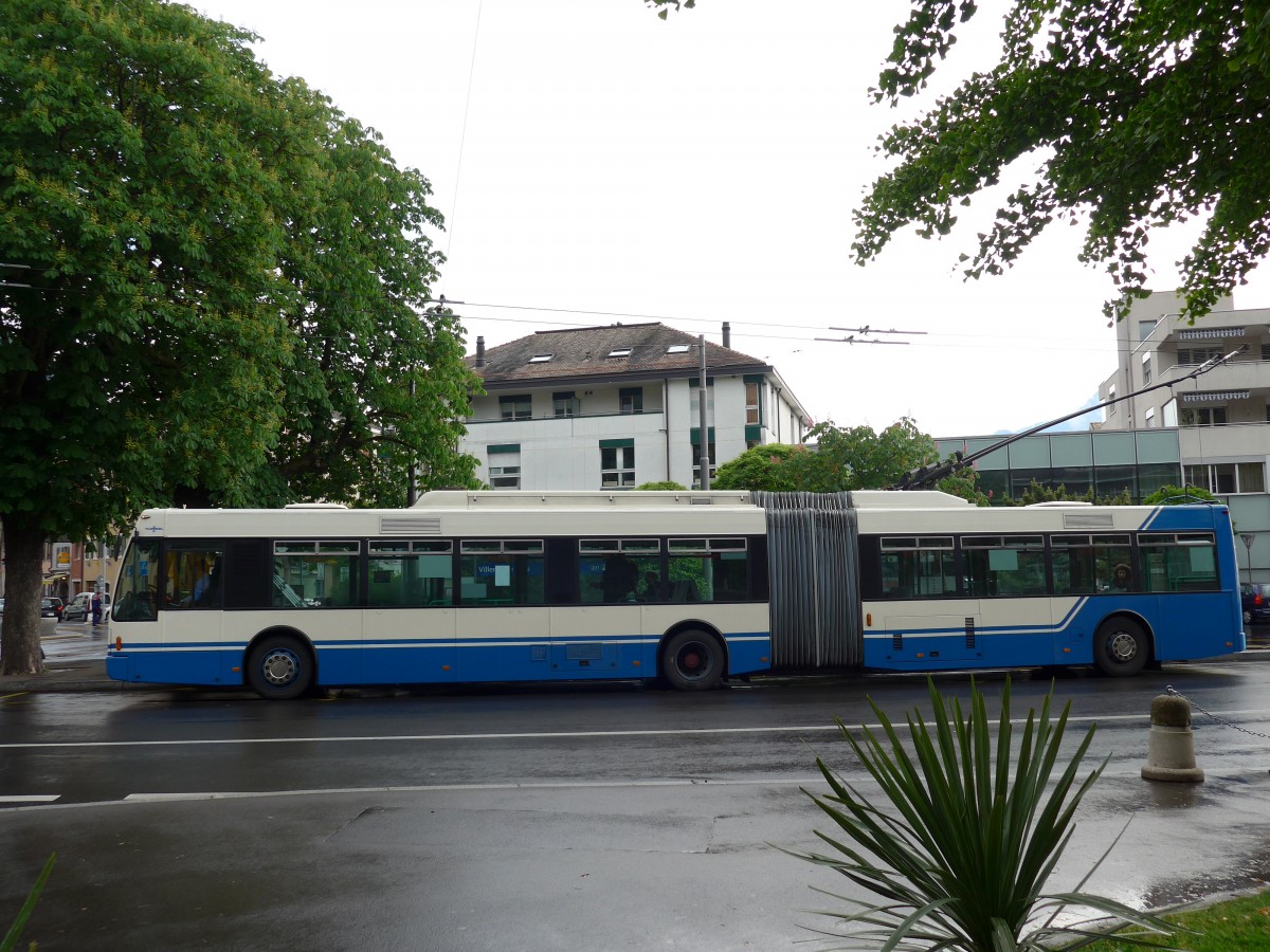 (150'923) - VMCV Clarens - Nr. 12 - Van Hool Gelenktrolleybus am 26. Mai 2014 beim Bahnhof Villeneuve