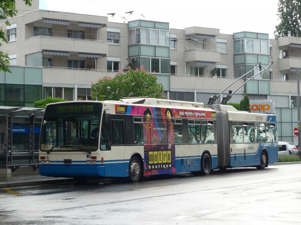 (150'925) - VMCV Clarens - Nr. 9 - Van Hool Gelenktrolleybus am 26. Mai 2014 beim Bahnhof Villeneuve