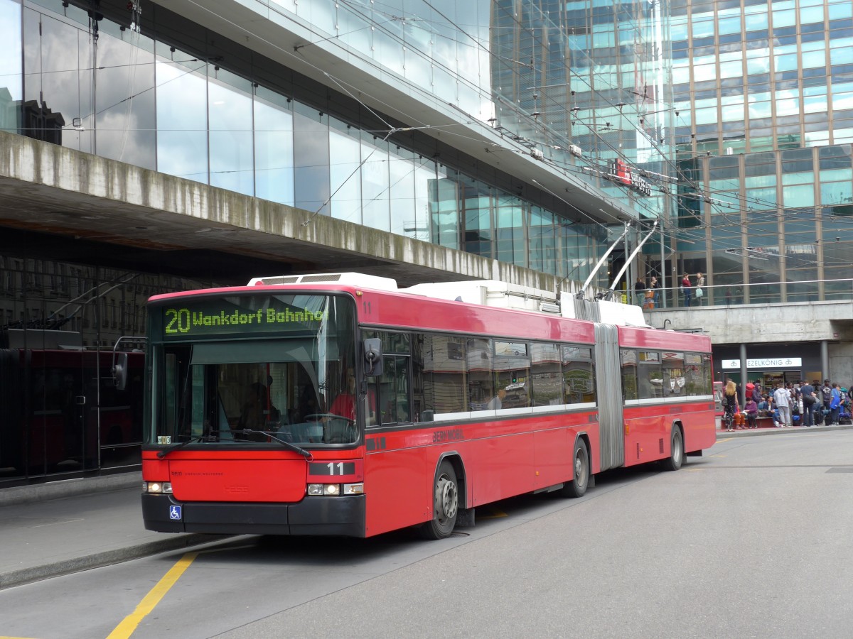 (151'035) - Bernmobil, Bern - Nr. 11 - NAW/Hess Gelenktrolleybus am 29. Mai 2014 beim Bahnhof Bern