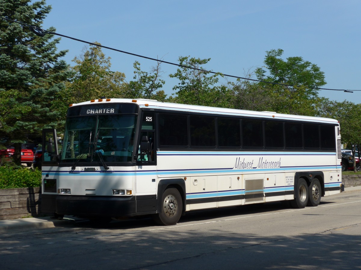 (152'984) - Midwest Motorcoach, Gurnee - Nr. 525/P 799'563 - MCI am 17. Juli 2014 beim Bahnhof Lake Forest