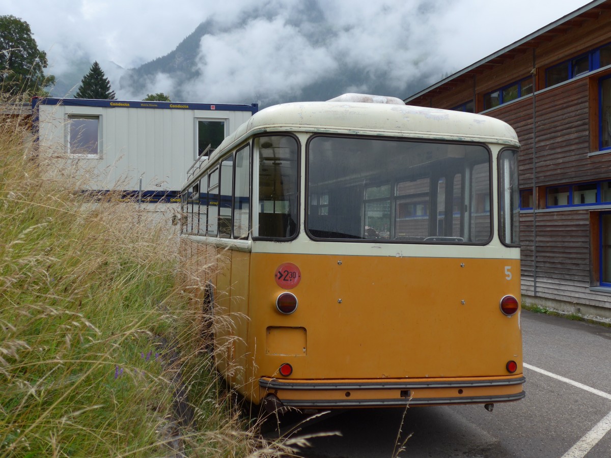 (153'557) - Bus Stop, Grindelwald - Nr. 5 - FBW/R&J (ex Schuler, Orpund; ex Tramverein, Bern; ex Meier, Studen; ex Schr, Aegerten; ex ABM Meinisberg Nr. 5; ex ABM Meinisberg Nr. 1) am 3. August 2014 in Grindelwald, Grund