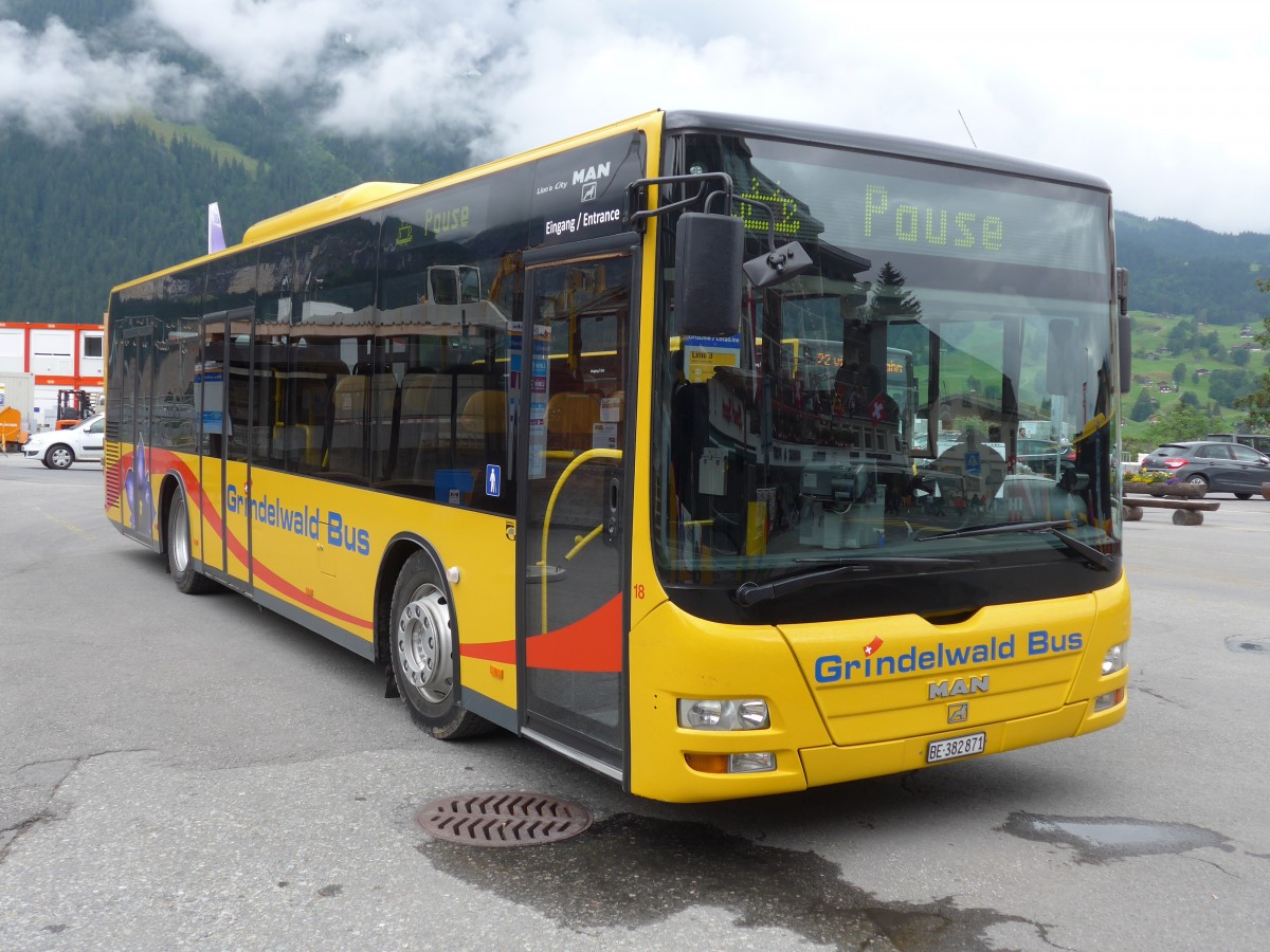 (153'595) - AVG Grindelwald - Nr. 18/BE 382'871 - MAN/Gppel am 3. August 2014 beim Bahnhof Grindelwald