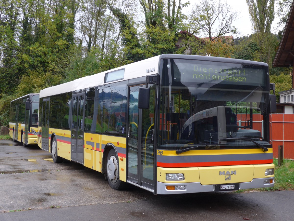 (155'721) - STI Thun - Nr. 96/BE 577'096 - MAN am 13. Oktober 2014 beim Bahnhof Wimmis