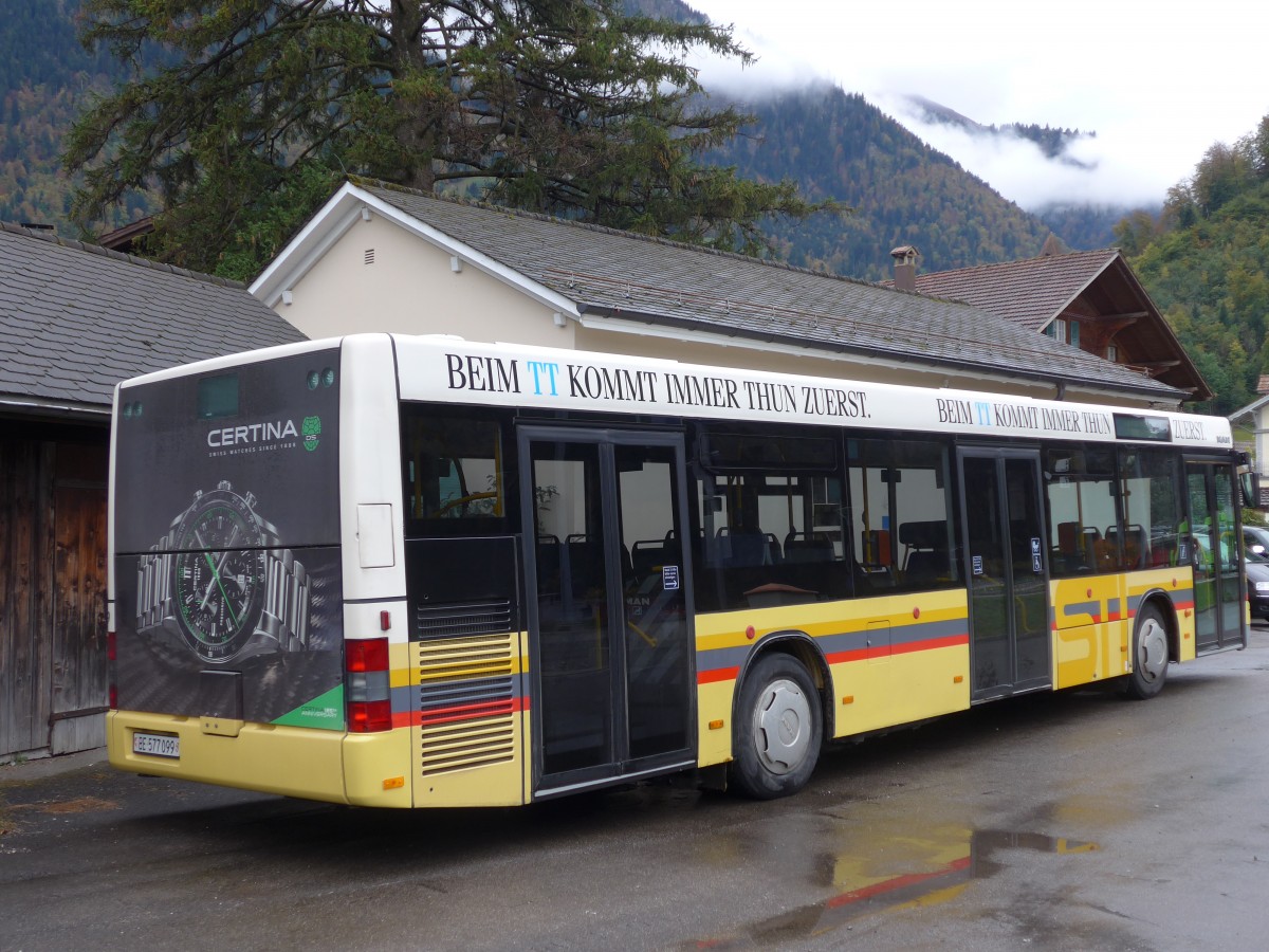 (155'722) - STI Thun - Nr. 99/BE 577'099 - MAN am 13. Oktober 2014 beim Bahnhof Wimmis