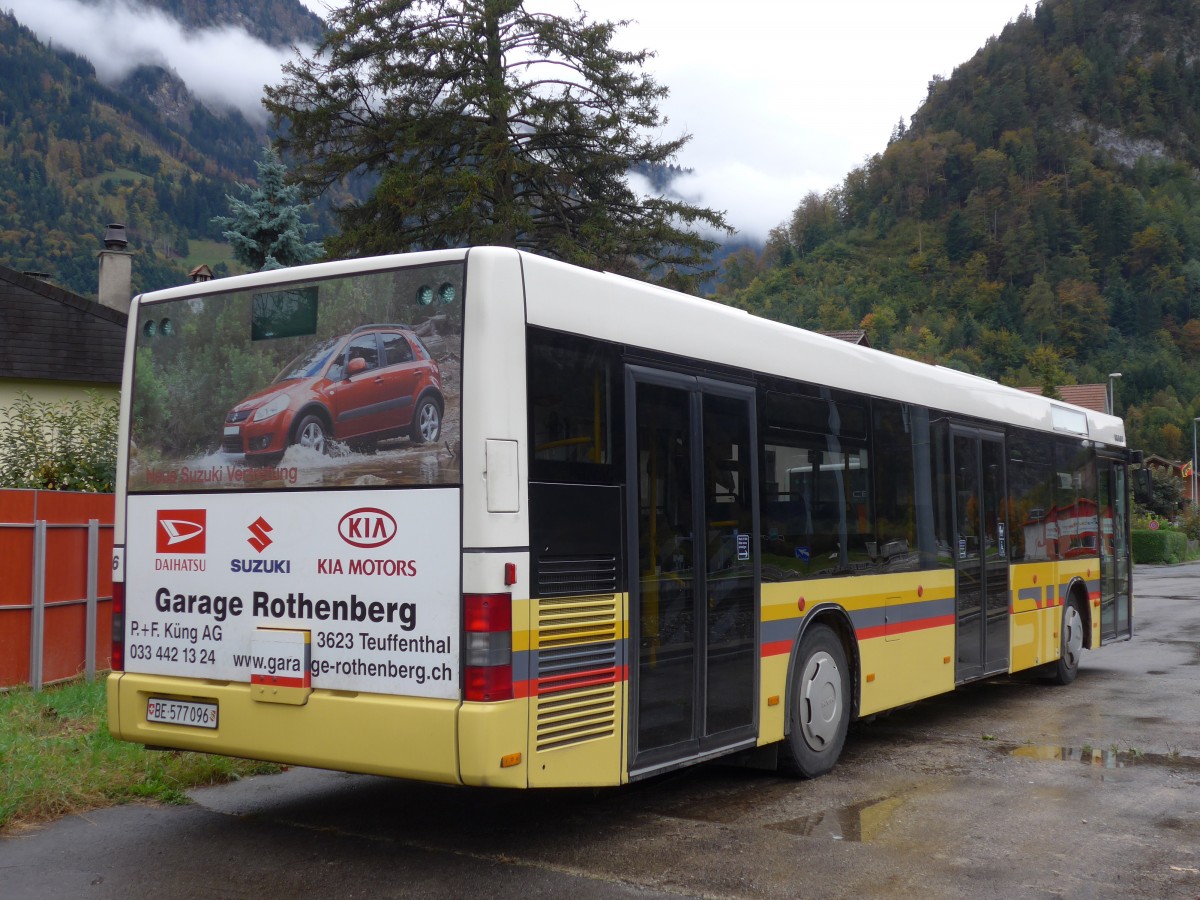 (155'724) - STI Thun - Nr. 96/BE 577'096 - MAN am 13. Oktober 2014 beim Bahnhof Wimmis