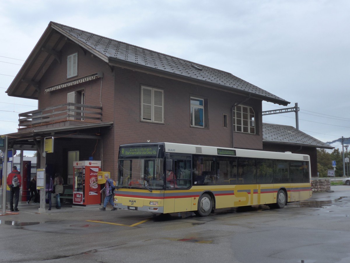 (155'728) - STI Thun - Nr. 97/BE 577'097 - MAN am 13. Oktober 2014 beim Bahnhof Wimmis