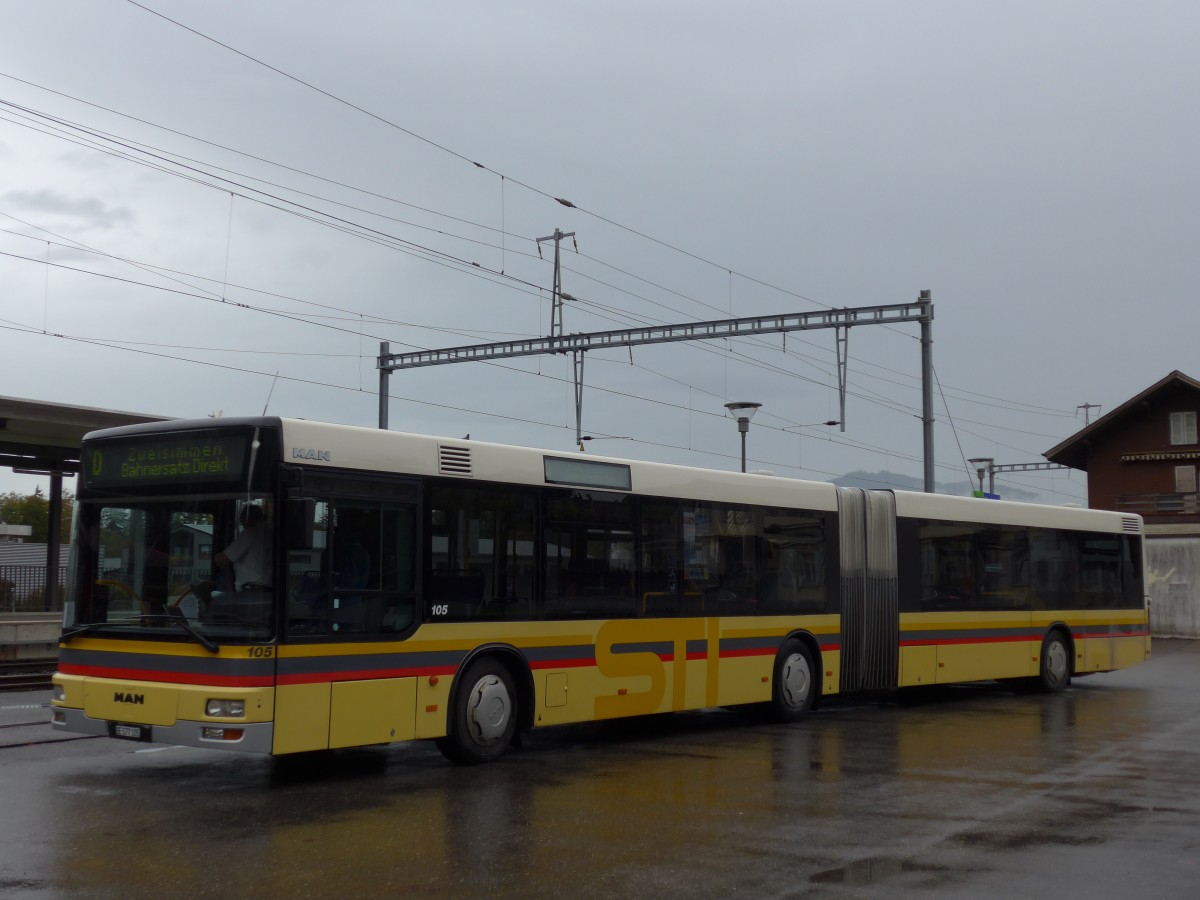 (155'748) - STI Thun - Nr. 105/BE 577'105 - MAN am 13. Oktober 2014 beim Bahnhof Wimmis