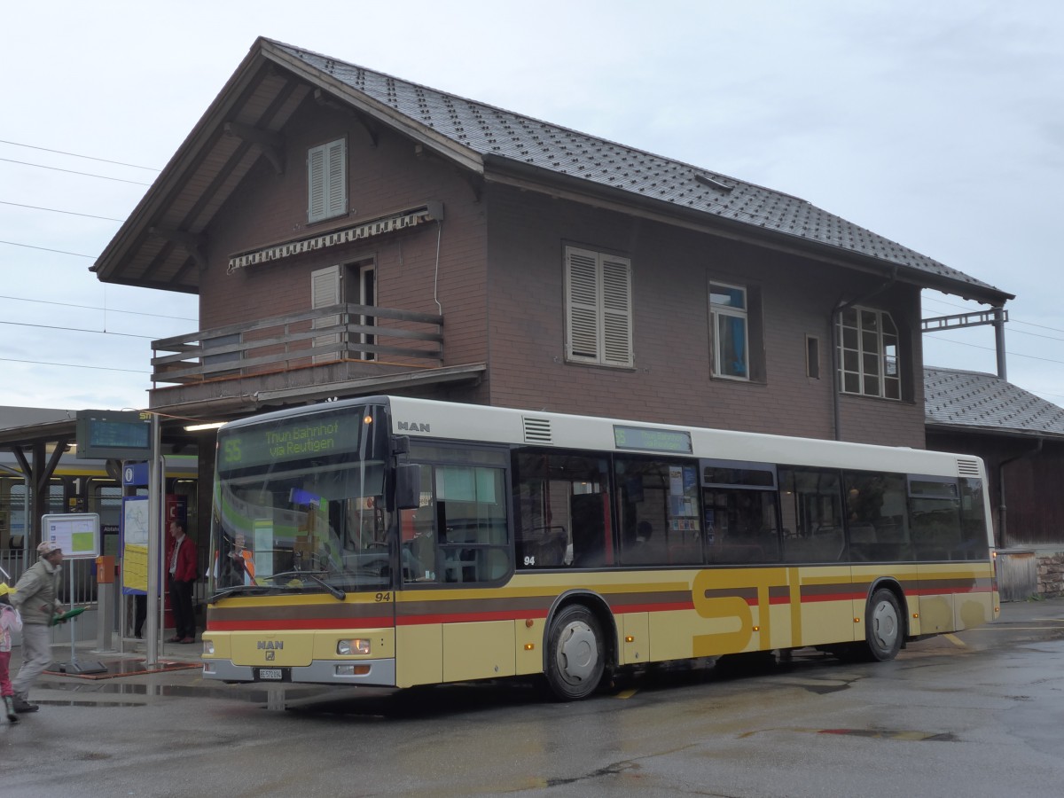 (155'762) - STI Thun - Nr. 94/BE 572'094 - MAN am 13. Oktober 2014 beim Bahnhof Wimmis