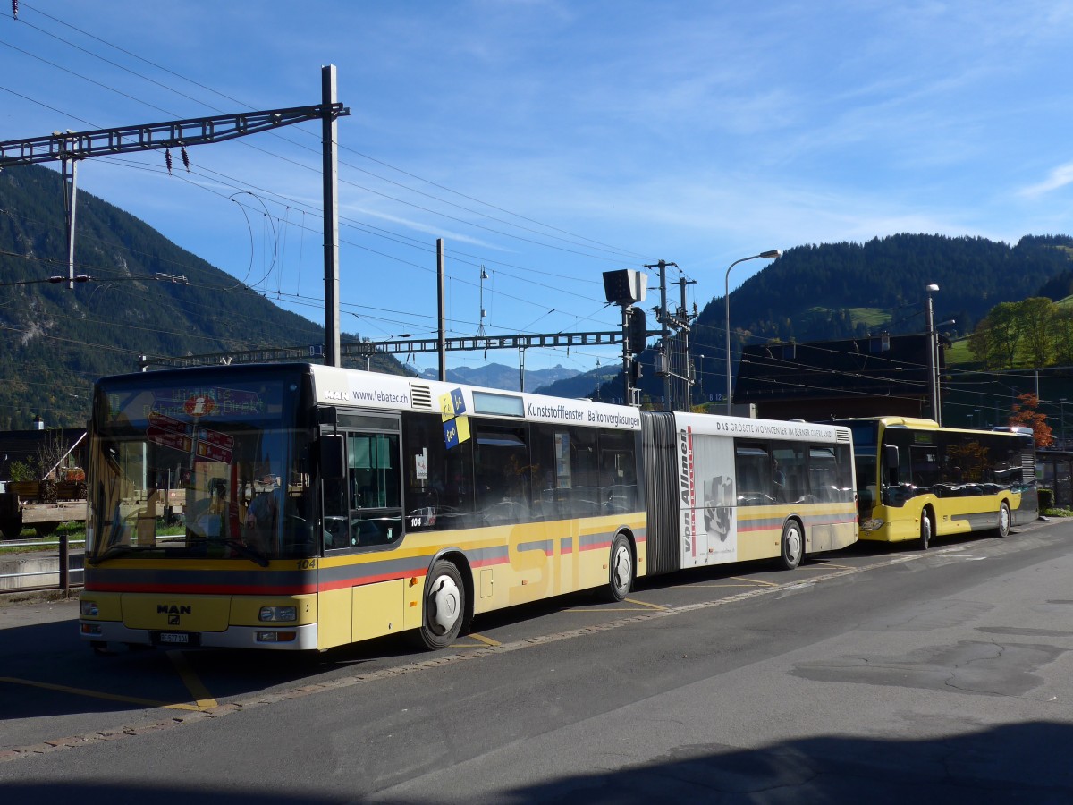 (155'853) - STI Thun - Nr. 104/BE 577'104 - MAN am 19. Oktober 2014 beim Bahnhof Zweisimmen