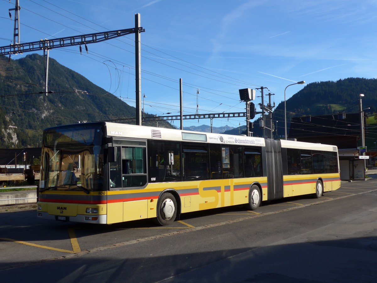 (155'870) - STI Thun - Nr. 106/BE 577'106 - MAN am 19. Oktober 2014 beim Bahnhof Zweisimmen